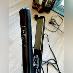 PRETTY IN A MINUTE CLASSIC FLAT IRON 1.25 INCH.. works like new !!